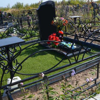 укладка искусственного газона на кладбище